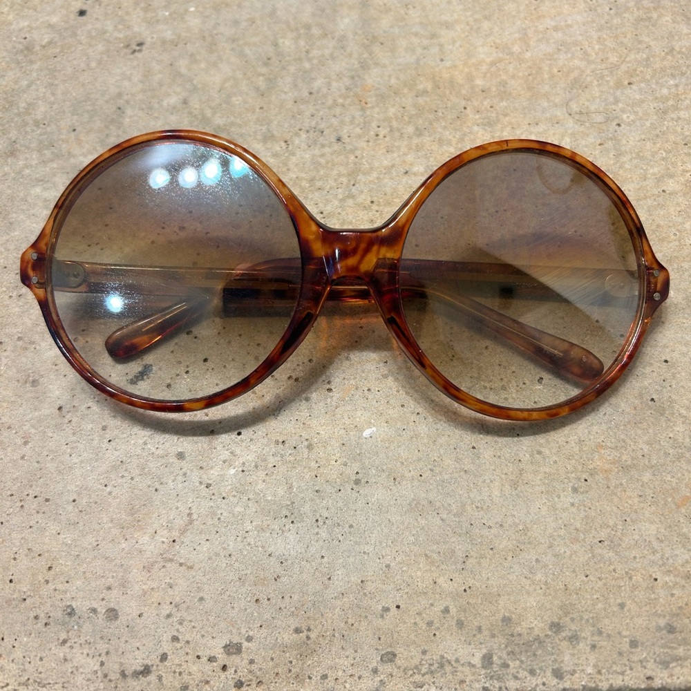 Vintage-Inspired Tortoise Shell Sunglasses